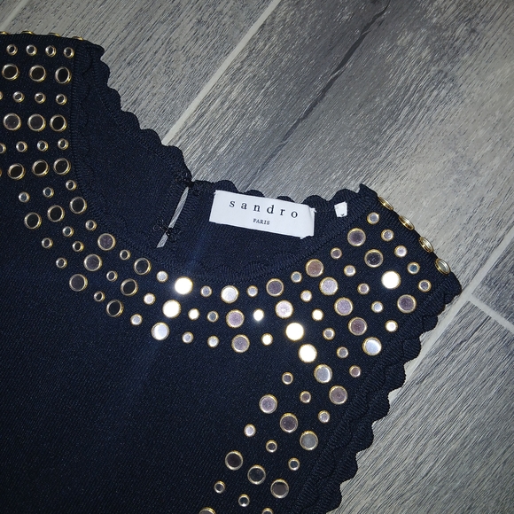 Elegant Black Dress with Gold Accents - Picture 3 of 5